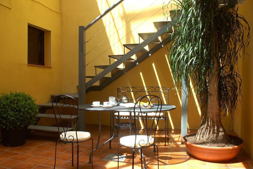 AinB Las RamblasGuardia Apartments, Barcelona