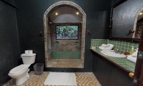 Foto del baño de Sweet Songs Jungle Lodge