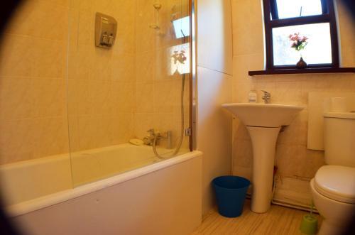 Foto del baño de Birchfields Guest House