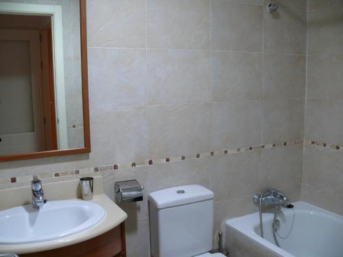 Foto del baño de APARTMENTSUITESPAIN FORMIGAL ORDESa