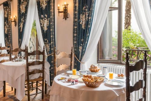Foto de restauración de Logis Hôtel Beau Site