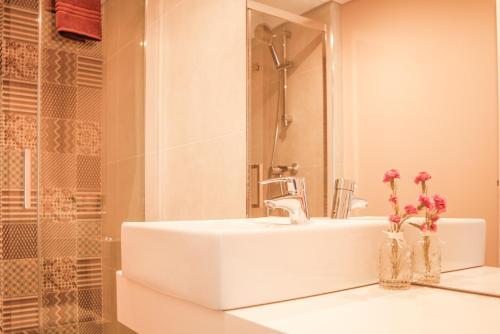 Foto del baño de Apartamentos PIPADOURO by YoursPorto