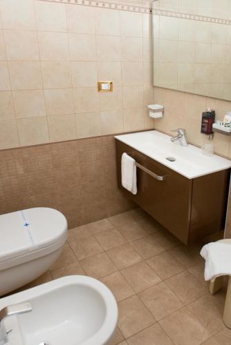 Foto del baño de Hotel City