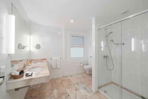 Foto del baño de Hotel Albatroz Beach &amp;amp; Yacht Club
