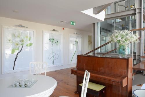 Foto de los servicios de Hotel Sundial Gardens &amp;amp; Suites