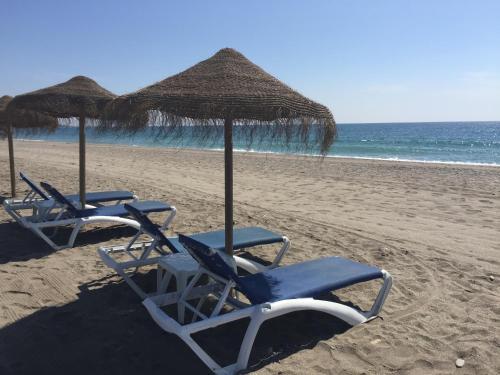 Foto de una habitación de Apartamento VenAVera Playa JARDINES N2-1D
