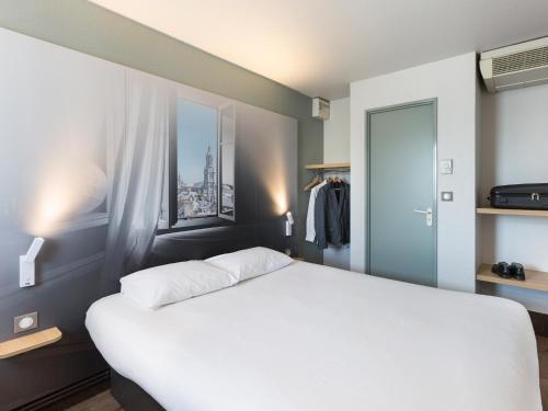 Foto de una habitación de B&amp;amp;B Hôtel AVRANCHES Baie du Mont St-Michel