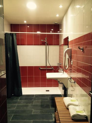 Foto del baño de Brit Hotel du Parc Niort