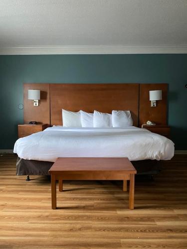 Foto de una habitación de Motel Econo Lodge at the Falls North