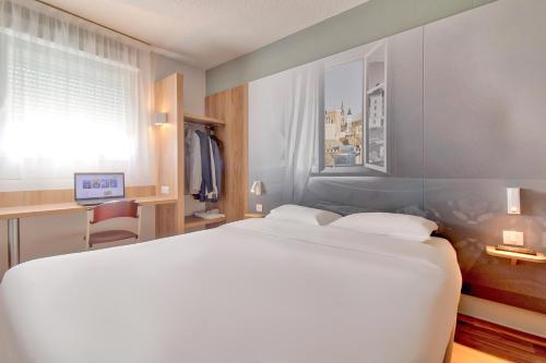 Foto de una habitación de B&amp;amp;B Hotel Pau Lescar