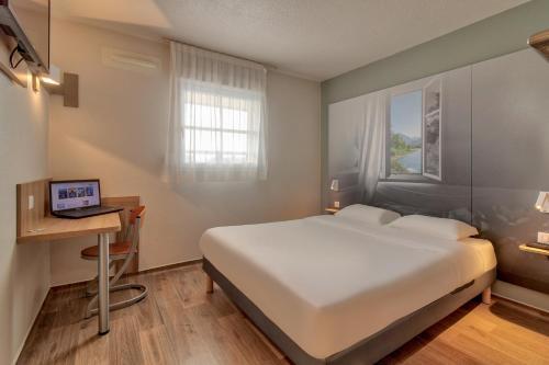 Foto de una habitación de B&amp;amp;B Hotel Pau Lescar