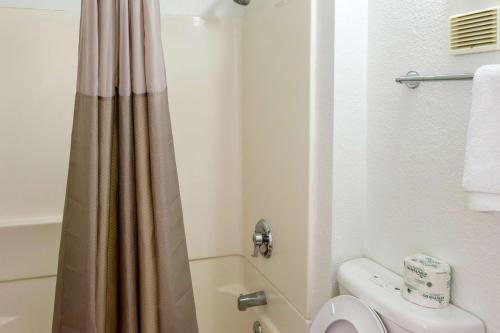 Foto del baño de Motel 6-Bakersfield, CA - Convention Center
