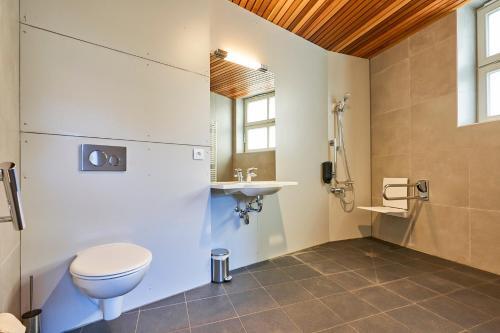 Bathroom – Jacques Brel Youth Hostel