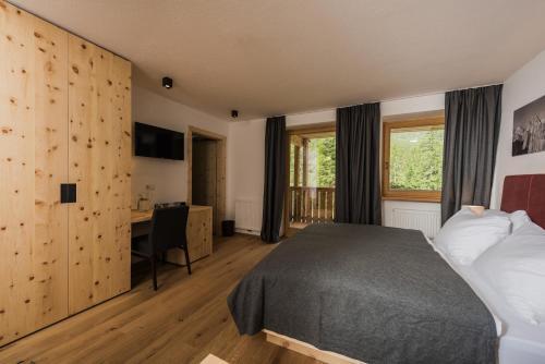 Foto de una habitación de Hotel Dolomitenhof &amp;amp; Chalet Alte Post