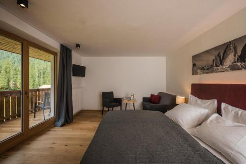 Foto de una habitación de Hotel Dolomitenhof &amp;amp; Chalet Alte Post