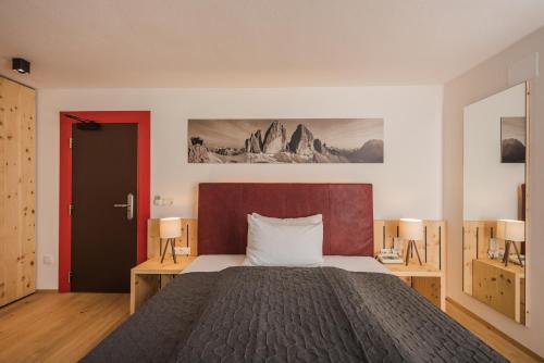 Foto de una habitación de Hotel Dolomitenhof &amp;amp; Chalet Alte Post