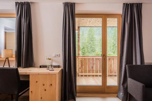 Foto de una habitación de Hotel Dolomitenhof &amp;amp; Chalet Alte Post