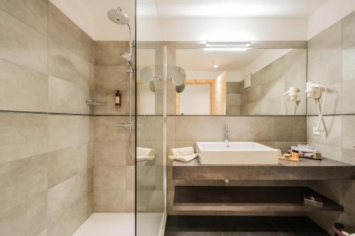 Foto del baño de Hotel Dolomitenhof &amp;amp; Chalet Alte Post