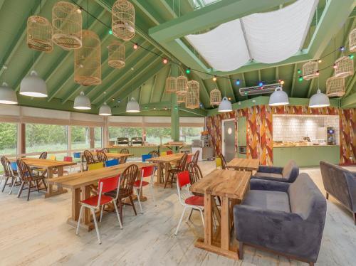 Foto de restauración de Camping Center Parcs Les Bois-Francs