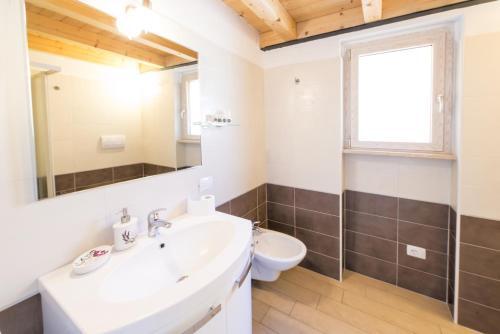 Foto del baño de Aparthotel La Chioma di Berenice Garda Residence