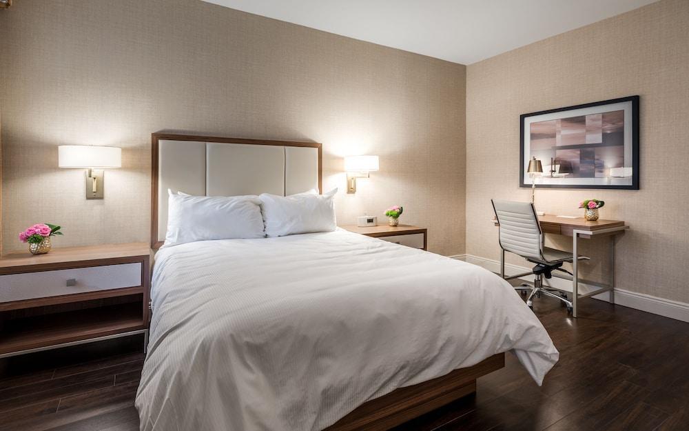 Foto de una habitación de The Lord Nelson Hotel &amp;amp; Suites