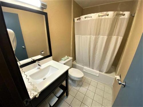 Foto del baño de Hotel Super 8 by Wyndham Nyack NY