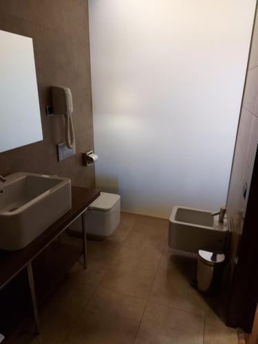 Foto del baño de Hotel Fuente del Miro