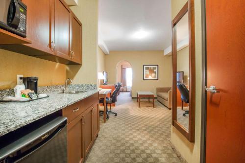 Foto de una habitación de Hotel Comfort Inn &amp;amp; Suites Airdrie