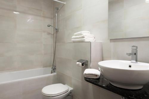 Foto del baño de The Originals City Hôtel, Aéroport Beauvais (ex: Inter-Hotel)