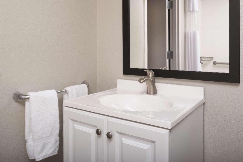 Room – Hotel La Quinta by Wyndham Fairfield - Napa Valley