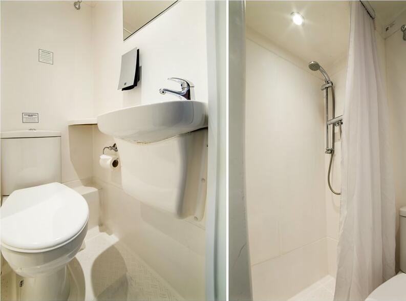 Foto del baño de Hotel OYO Studios @ 28