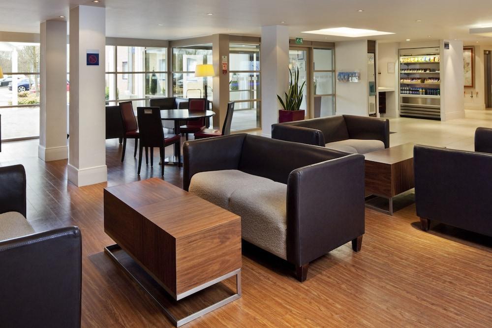 Foto de las zonas nobles de Holiday Inn Express Milton Keynes, an IHG Hotel