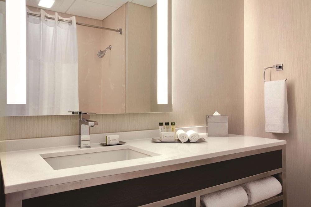Foto del baño de DoubleTree by Hilton Hotel Boston - Downtown