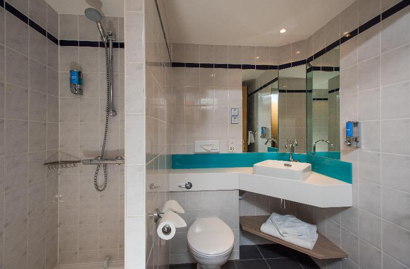 Bathroom – Holiday Inn Express London - Dartford, an IHG Hotel