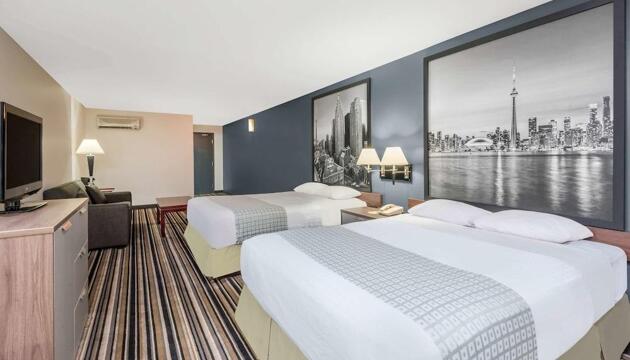 Foto de Hotel Super 8 by Wyndham Downtown Toronto