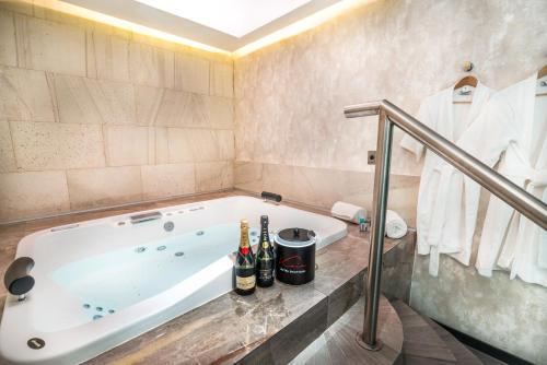 Foto del baño de Kaia Suites