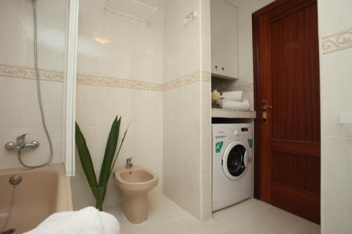 Foto del baño de Apartamentos SingularStays Mercado Central