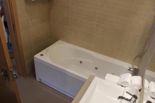 Bathroom – Apartamentos Turisticos da Nazare
