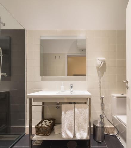 Foto del baño de The Visionaire Apartments