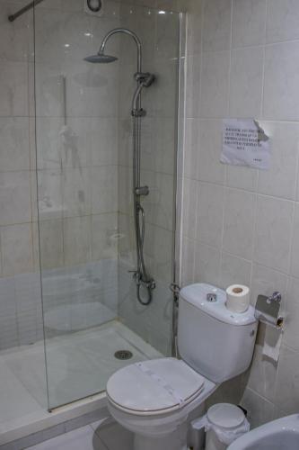 Foto del baño de HOSTAL VILLARICOS