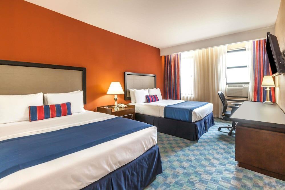 Room – Hotel Ramada by Wyndham Jersey City
