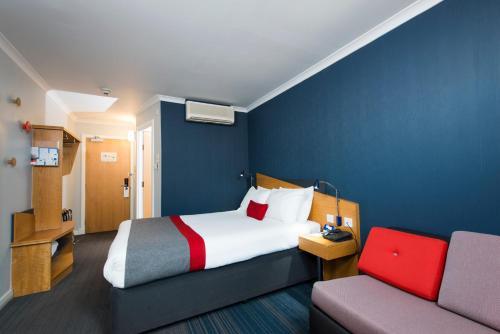 Foto de una habitación de Holiday Inn Express Birmingham Oldbury, an IHG Hotel