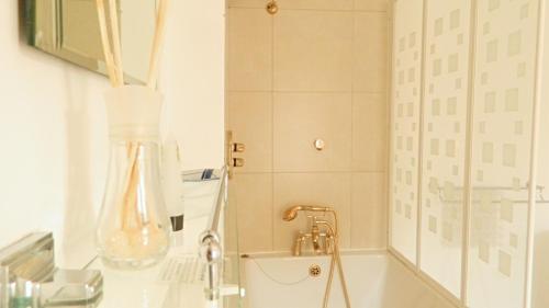 Foto del baño de Kings Head Inn, Warwick