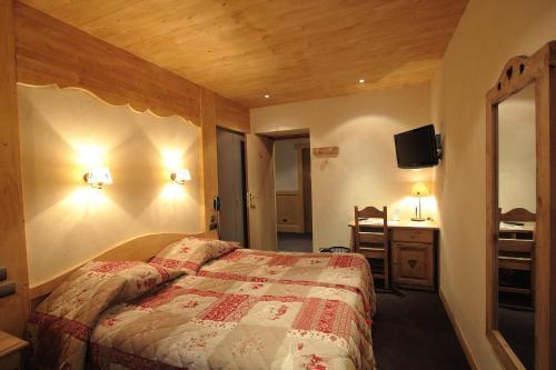 Foto de una habitación de Logis Hotel &amp;amp; Spa Beau-Site