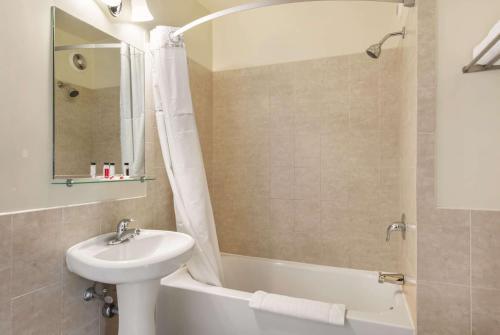 Foto del baño de Hotel Travelodge by Wyndham Downtown Chicago