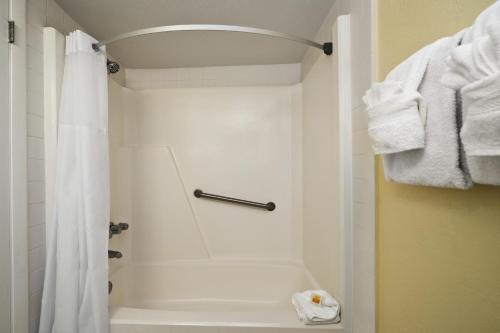 Foto del baño de Motel Days Inn by Wyndham Cocoa Beach Port Canaveral