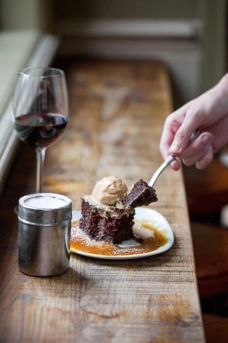 Dining – Hotel Orange Tree