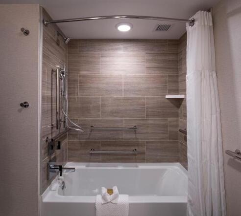 Foto del baño de Hotel Doubletree By Hilton Madison East
