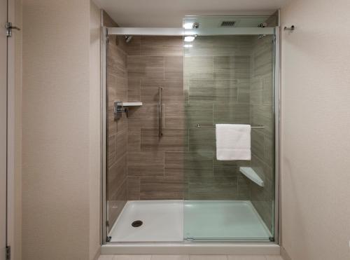 Foto del baño de Hotel Doubletree By Hilton Madison East