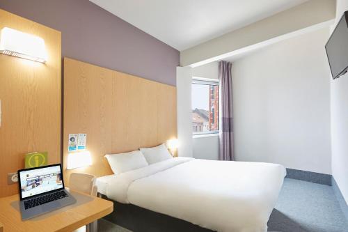 Foto de una habitación de B&amp;amp;B Hôtel Lille Roubaix Campus Gare